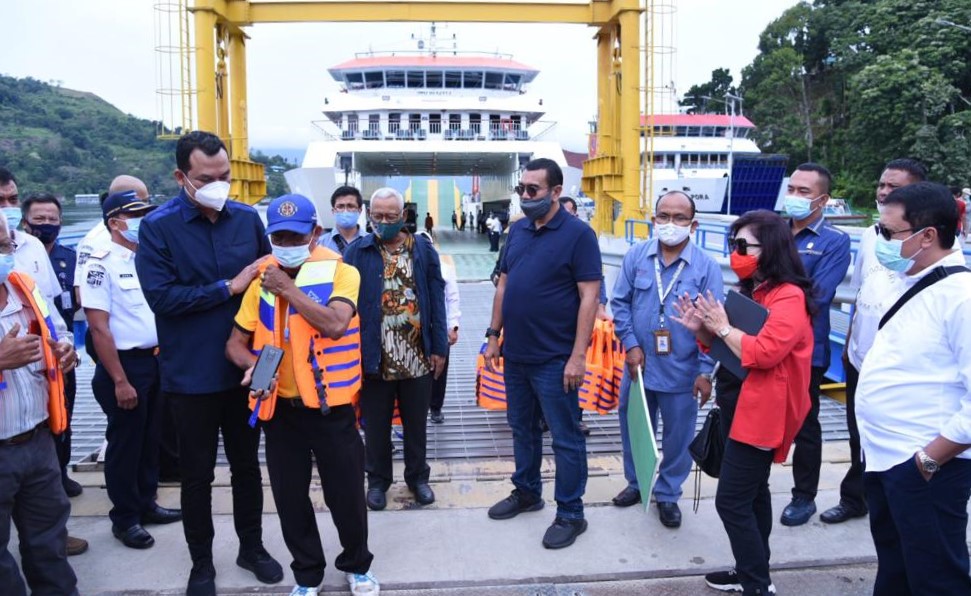 Martin Salurkan 750 Life Jacket untuk Kapal Penumpang di Danau Toba
